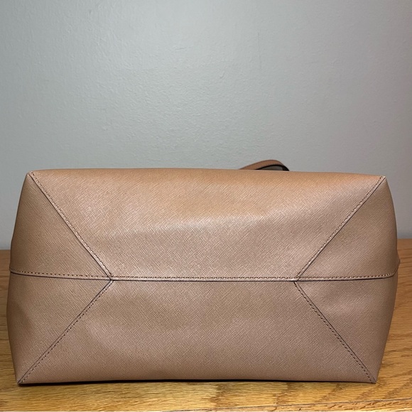 Michael Kors Saige Med Reversible Tote and Zip Clutch - Picture 7 of 15